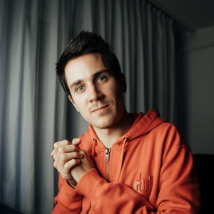 Portrait of Miran Keshav meditation instructor